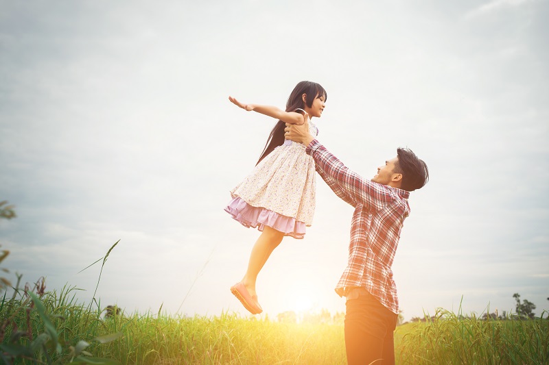 daughter-with-nature-sunlight-enjoyment-with-father